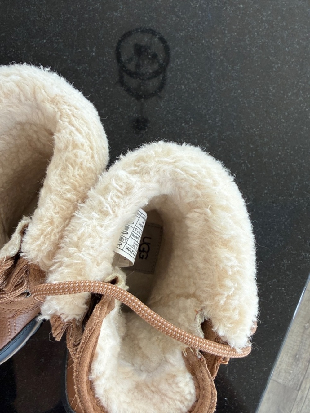Girls UGG Adirondack Boots - Picture 9 of 10